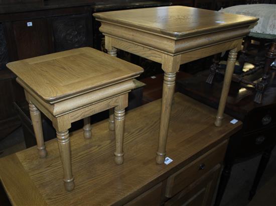 Nest of 2 light oak tables(-)
